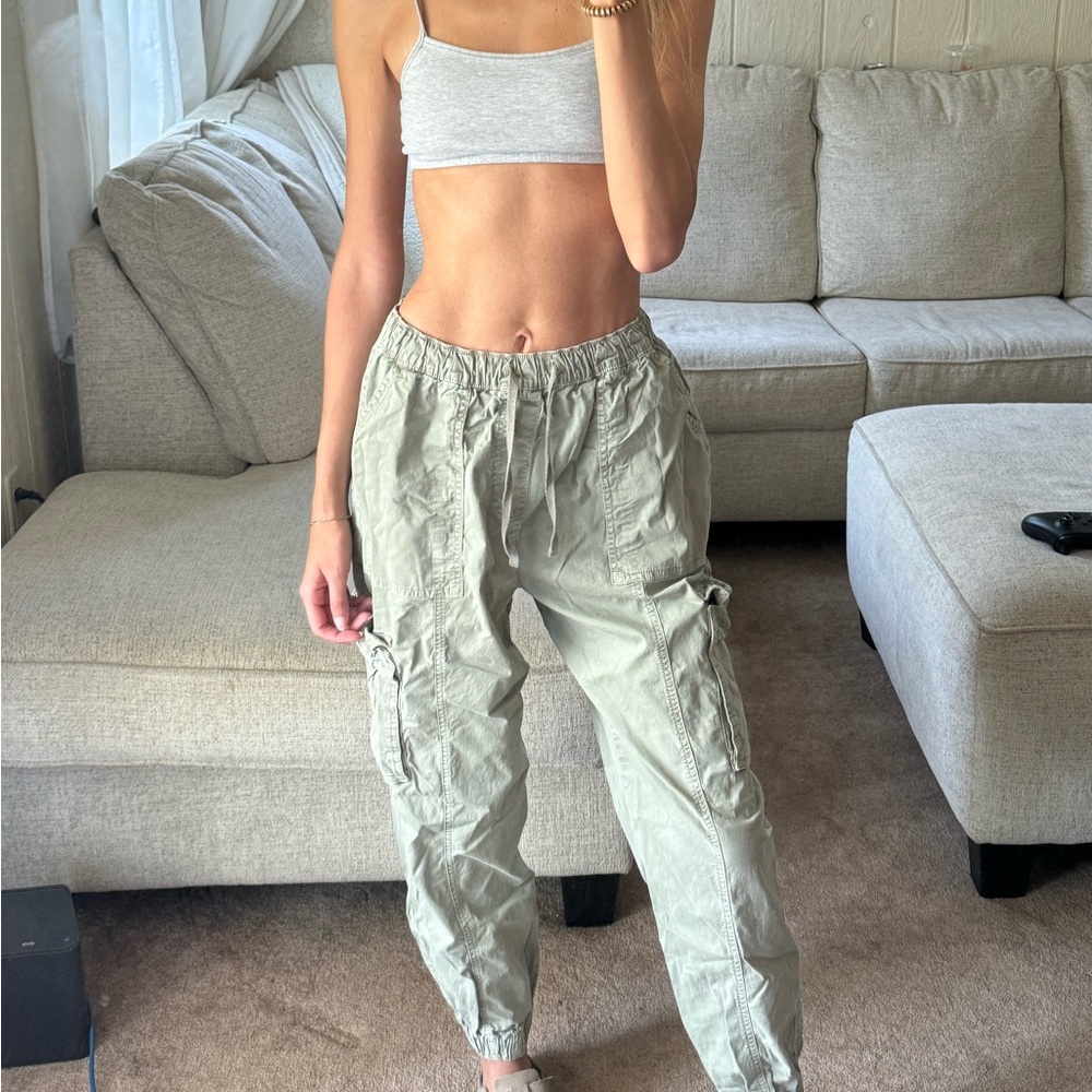 Garage olive green parachute cargos